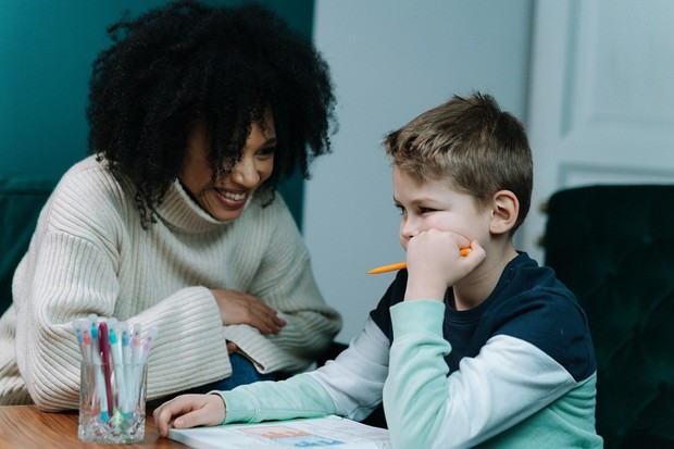 Ilustrasi babysitter dengan anak yang diasuh Foto: pexels.com/cottonbro Ilustrasi babysitter dengan anak yang diasuh Foto: pexels.com/cottonbro