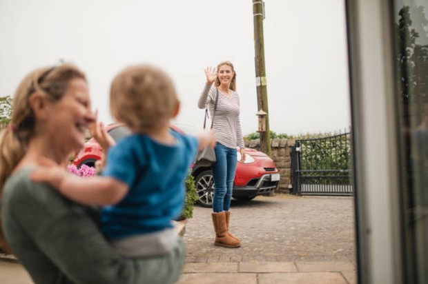 Ilustrasi seorang ibu menitipkan anaknya pada babysitter/ Foto: istockphoto.com/SolStock Ilustrasi seorang ibu menitipkan anaknya pada babysitter/ Foto: istockphoto.com/SolStock