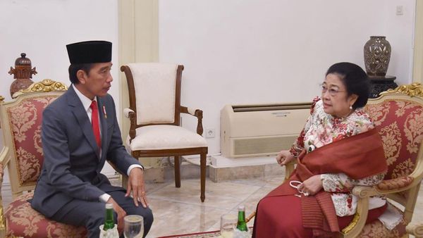 Acungkan 2 Jari, Jokowi dan Megawati Bahas Apa Sih?