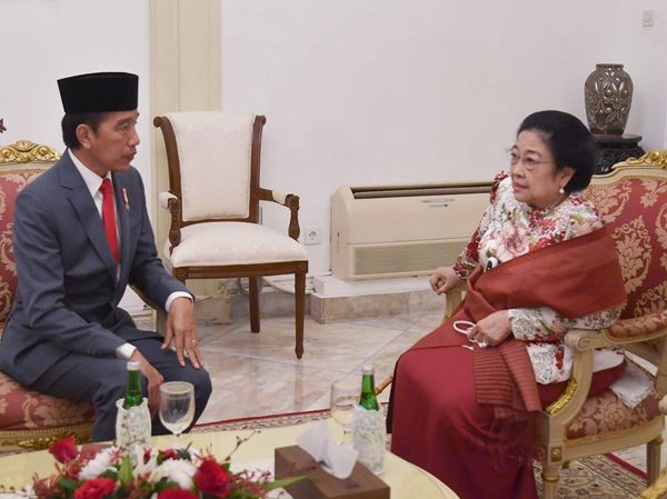 Acungkan 2 Jari, Jokowi dan Megawati Bahas Apa Sih?