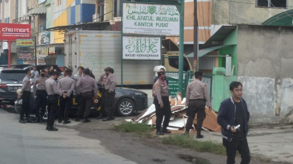 Penampakan Proses Penangkapan Pimpinan Khilafatul Muslimin di Lampung Penampakan Proses Penangkapan Pimpinan Khilafatul Muslimin di Lampung