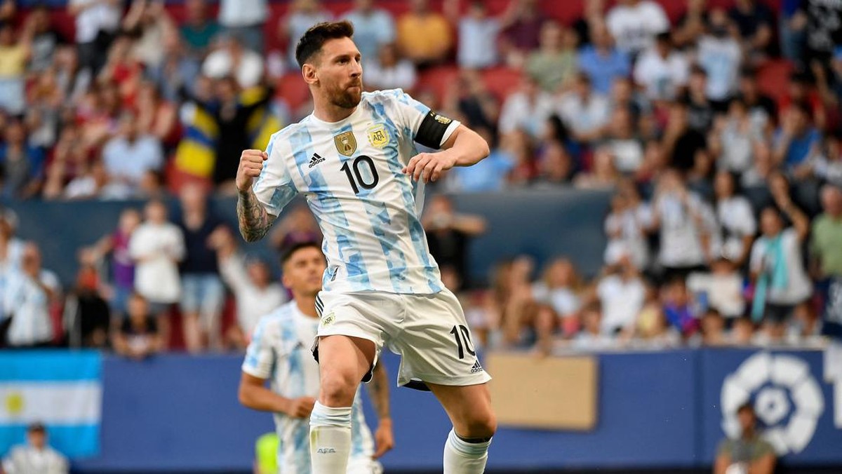Lionel Messi lagi enjoy banget di Timnas Argentina. (Foto: AFP via Getty Images/ANDER GILLENEA)