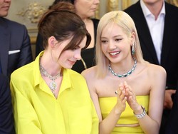 Gaya Lisa BLACKPINK dan Anne Hathaway di Acara BVLGARI, Bikin Fans Heboh