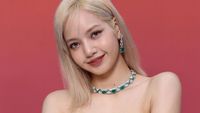 8 Gaya Lisa BLACKPINK di Acara BVLGARI, Serasi dengan Anne Hathaway