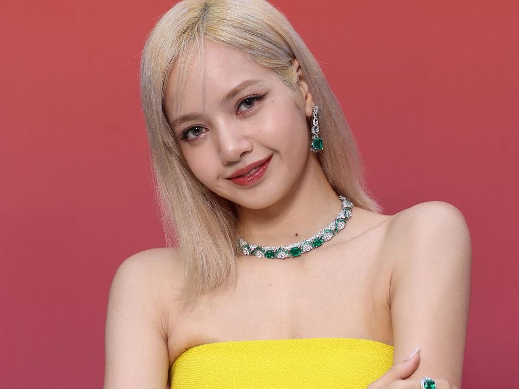 8 Gaya Lisa BLACKPINK di Acara BVLGARI, Serasi dengan Anne Hathaway 8 Gaya Lisa BLACKPINK di Acara BVLGARI, Serasi dengan Anne Hathaway
