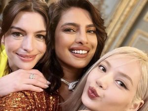 Selfie Cantik Lisa BLACKPINK Bareng Priyanka Chopra-Anne Hathaway Selfie Cantik Lisa BLACKPINK Bareng Priyanka Chopra-Anne Hathaway