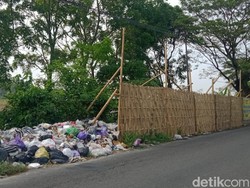 Ngeyel! Sudah Dipagari Bambu, Jalan Juwiring Klaten Jadi Tempat Sampah Liar