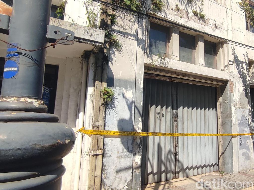 Gedung Tempat Penemuan TNT-Senpi di Bandung Dipasangi Garis Polisi