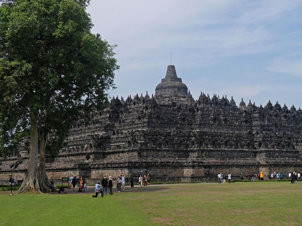Sandal Upanat Disiapkan untuk Melindungi Tangga Candi Borobudur