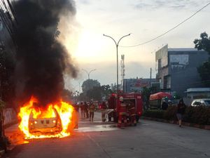 Mobil Terbakar di Jalan Siliwangi Tangsel, Diduga Akibat Korsleting