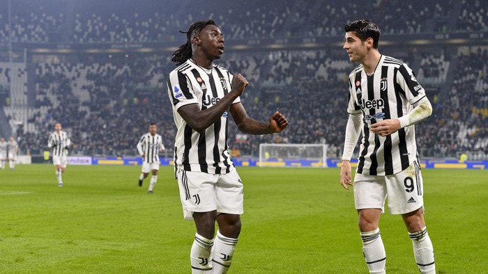 TURIN, ITALY - DECEMBER 21: Moise Kean of Juventus celebrates with Alvaro Morata after scoring a g during the Serie A match between Juventus and Cagliari Calcio at Allianz Stadium on December 21, 2021 in Turin, Italy. (Photo by Filippo Alfero - Juventus FC/Juventus FC via Getty Images)
