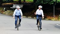 Momen Jokowi dan PM Australia Gowes Bareng dengan Sepeda Bambu