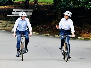 Momen Jokowi dan PM Australia Gowes Bareng dengan Sepeda Bambu Momen Jokowi dan PM Australia Gowes Bareng dengan Sepeda Bambu