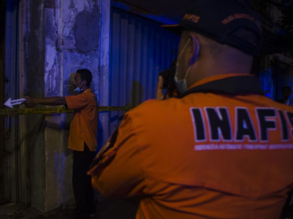 Polisi Temukan Senapan Laras Panjang-TNT di Gedung Tua Bandung