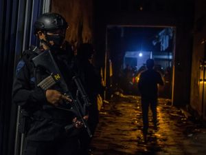 Misteri Pemilik Bahan Peledak-Senpi di Gudang Tua Bandung Misteri Pemilik Bahan Peledak-Senpi di Gudang Tua Bandung