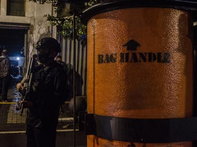 Momen Tim Gegana Amankan Senpi-Bahan Peledak TNT di Bandung