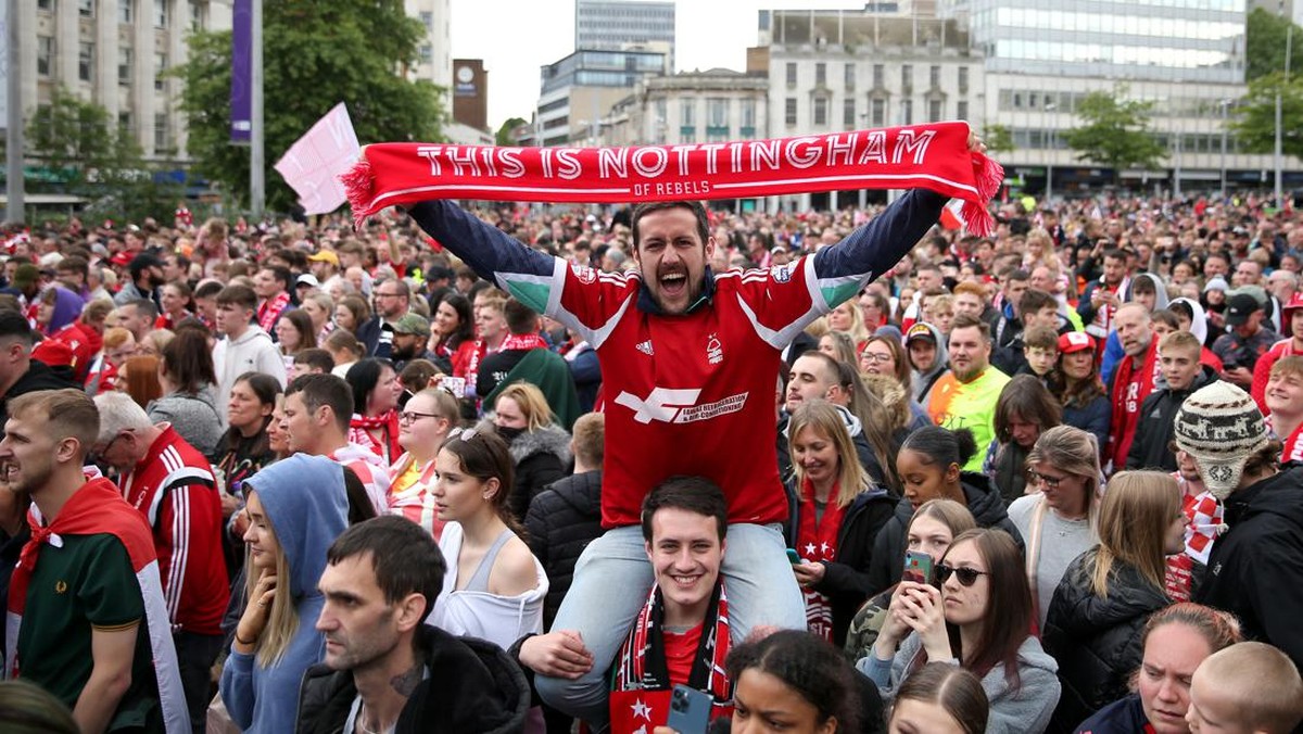 Fans Nottingham Forest merayakan promosi timnya ke Premier League. (Foto: Getty Images/Luke Brennan)