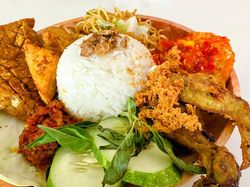 Pedasnya Nampol! Ini 5 Warung Sambal Setan di Depok dengan Menu Aneka Lauk