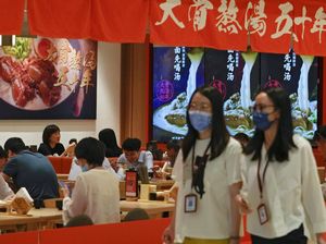 Pembatasan Diperlonggar, Restoran di Beijing Ramai Kembali
