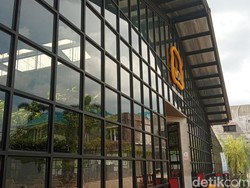 Pria Pangku-pangkuan Di-blacklist Kafe Wow tapi Lolos karena Bermasker