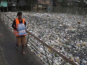 Penampakan Sungai Penuh Sampah di Brasil