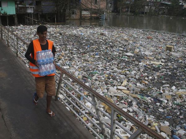 Penampakan Sungai Penuh Sampah di Brasil