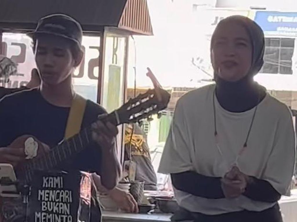 Pengamen Maros Viral Nyanyikan Lagu Kotak Dapat Hadiah Gitar dari Tantri Pengamen Maros Viral Nyanyikan Lagu Kotak Dapat Hadiah Gitar dari Tantri