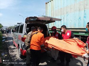 Kaget Angkot Ngerem Ndadak, Pengendara Motor Jatuh-Tewas Terlindas Truk
