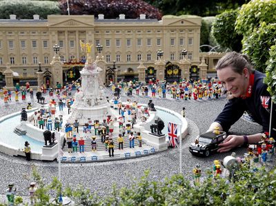 Unik, Lego Ini Mirip Perayaan 70 Tahun Ratu Elizabeth II Bertakhta