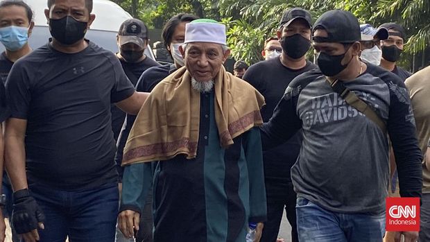 Petinggi Khilafatul Muslimin, Abdul Qadir Baraja tiba di Polda MetroJaya, Selasa (7/6). Ia tiba usai ditangkap aparat kepolisian diwilayah Lampung.