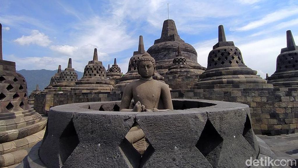 Potret Keausan di Tangga dan Relief Candi Borobudur
