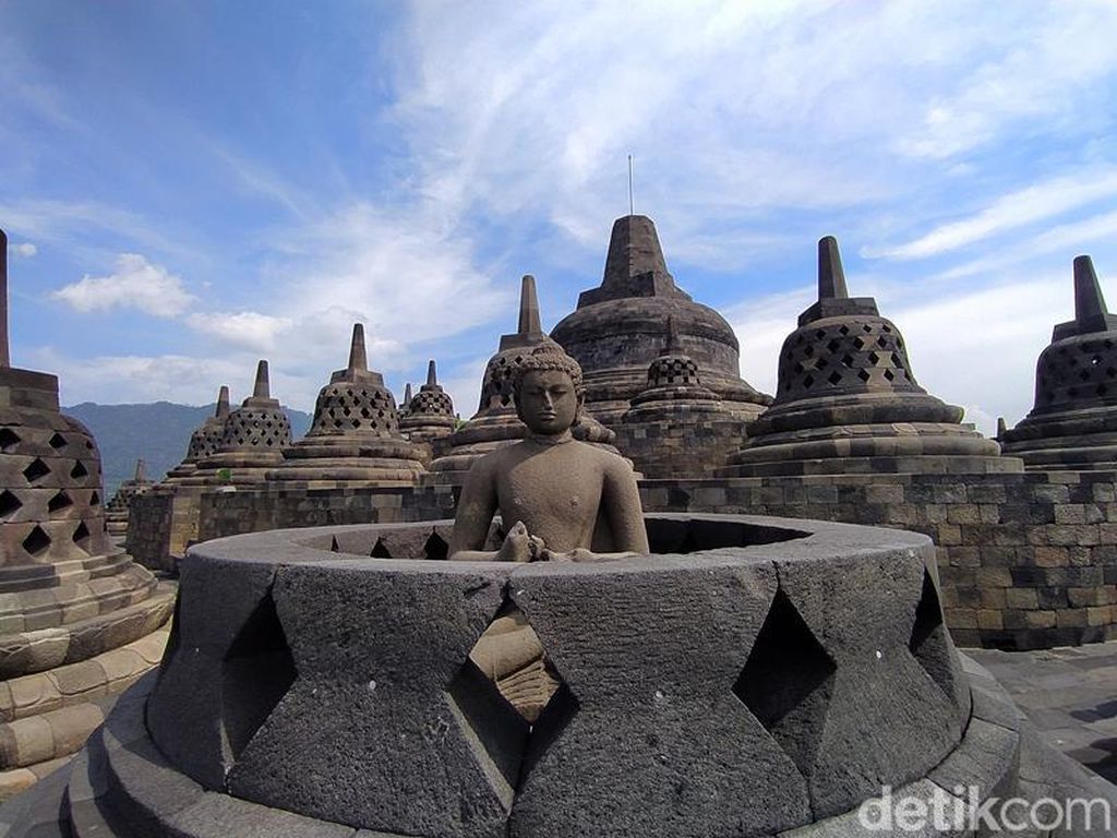 Potret Keausan di Tangga dan Relief Candi Borobudur