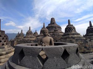 Potret Keausan di Tangga dan Relief Candi Borobudur Potret Keausan di Tangga dan Relief Candi Borobudur
