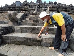 Potret Tangga dan Relief Candi Borobudur yang Kini Sudah Aus