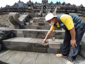 Potret Tangga dan Relief Candi Borobudur yang Kini Sudah Aus Potret Tangga dan Relief Candi Borobudur yang Kini Sudah Aus