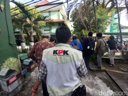 Snapshots: Suasana Penggeledahan Kantor Wali Kota dan DPMP Jogja
