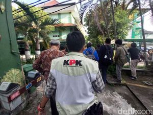 Snapshots: Suasana Penggeledahan Kantor Wali Kota dan DPMP Jogja Snapshots: Suasana Penggeledahan Kantor Wali Kota dan DPMP Jogja