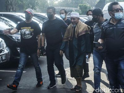 Ekspresi Pimpinan Khilafatul Muslimin Saat Tiba Mapolda Metro Jaya