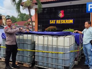 Polisi Bongkar Penimbunan BBM di Kuningan, 11 Ton Solar Diamankan Polisi Bongkar Penimbunan BBM di Kuningan, 11 Ton Solar Diamankan