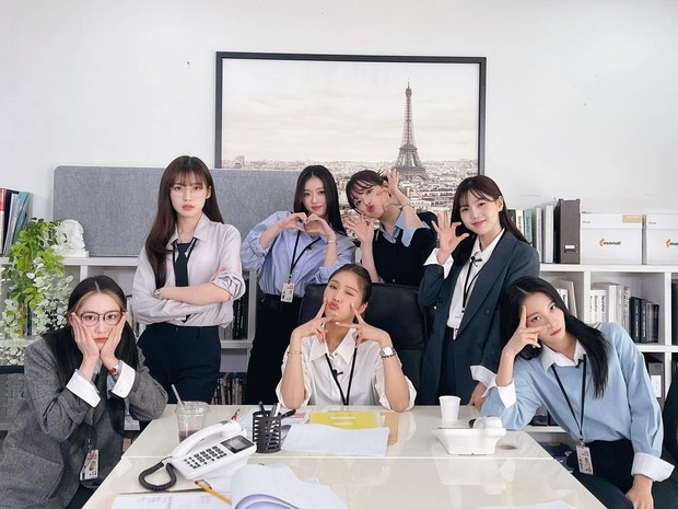 Potret OH MY GIRL dengan formasi lengkap/ Foto: instagram.com/wm_ohmygirl Potret OH MY GIRL dengan formasi lengkap