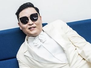 Video: Momen PSY Dianugerahi Gelar Diploma Kehormatan dari Yonsei University Video: Momen PSY Dianugerahi Gelar Diploma Kehormatan dari Yonsei University