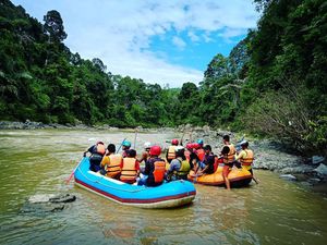 Ritual Wajib Sebelum Mulai Rafting di Geopark Merangin: Cuci Muka