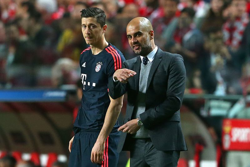 LISBON, PORTUGAL - APRIL 13:  Josep Guardiola, head coach of Muenchen talks to his player Robert Lewandwowski during the UEFA Champions League quarter final second leg match between SL Benfica and FC Bayern Muenchen at Estadio da Luz on April 13, 2016 in Lisbon, Portugal.  (Photo by Alexander Hassenstein/Bongarts/Getty Images)