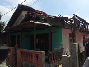 Bangunan Sudah Usang, Atap Rumah Warga di Depok Ambruk