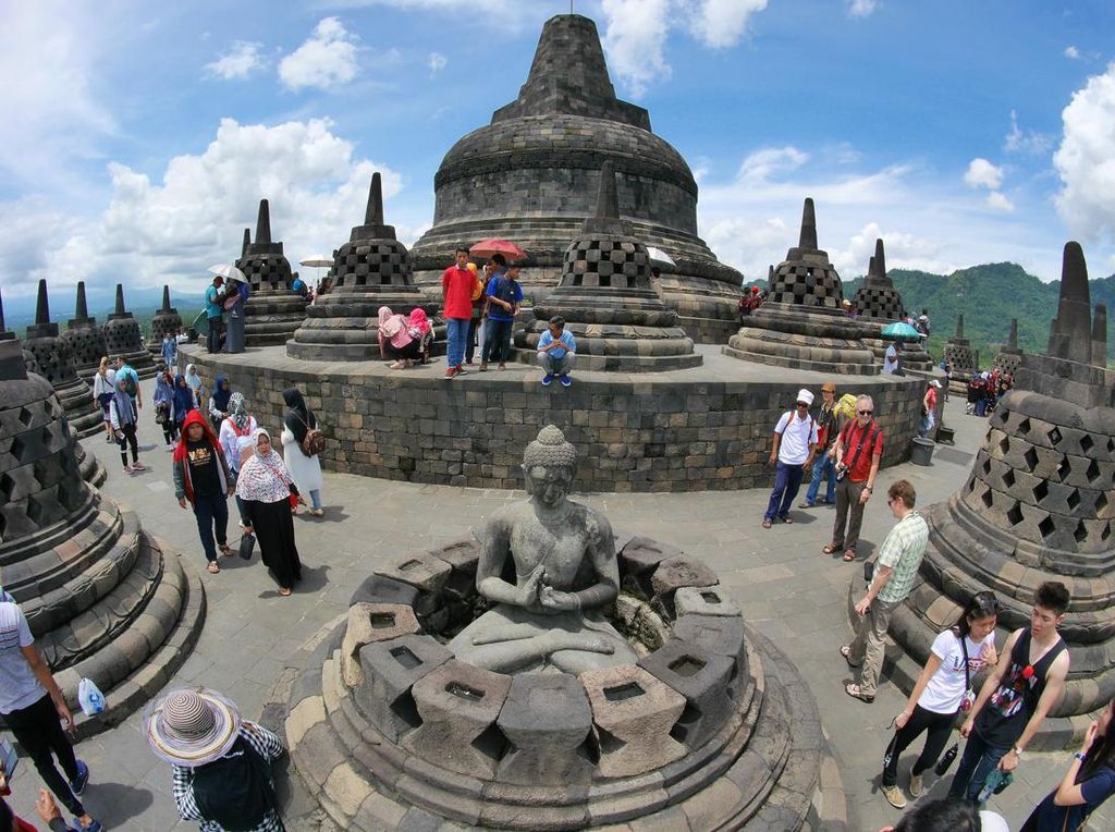 Masukin Tangan ke Stupa Candi Borobudur Bikin Beruntung? Begini Faktanya
