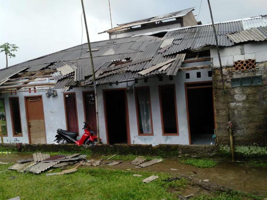 Puting Beliung di Puncak Bogor, 67 Rumah Rusak Disapu Angin