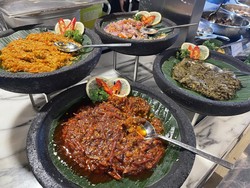 Huaah! Pedas Menyengat Ragam Makanan dengan Sambal Setan
