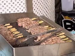 Jual Wagyu Rp 50 Ribu, Warung Sate Ini Ramai Diserbu Pembeli