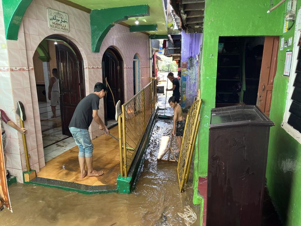 Banjir Merendam Kampung Melayu Jaktim, Ketinggian Masih 50 Cm Banjir Merendam Kampung Melayu Jaktim, Ketinggian Masih 50 Cm