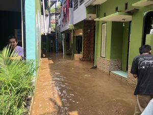 Kena Banjir, Warga di Kampung Melayu Berharap Sungai Segera Dinormalisasi Kena Banjir, Warga di Kampung Melayu Berharap Sungai Segera Dinormalisasi